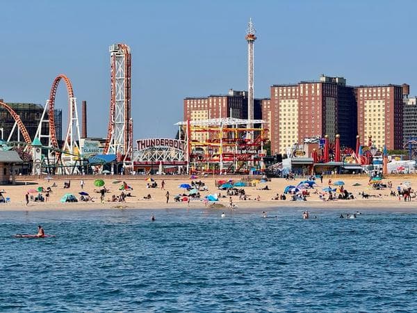 Praia e diversão em Coney Island