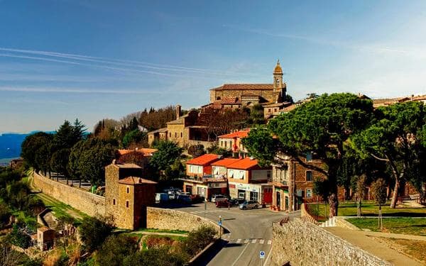 Montalcino, de vinho e termas